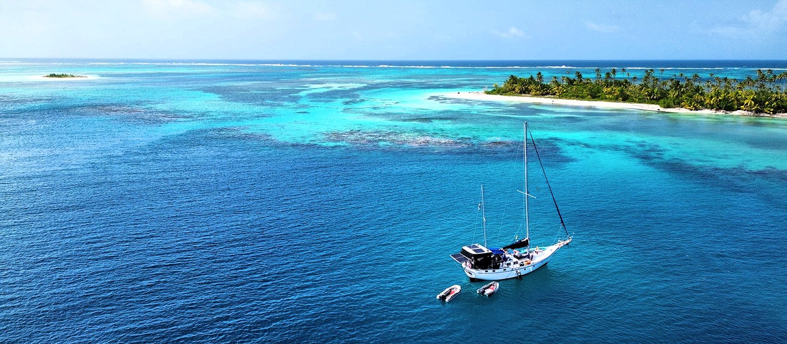 Sailing adventure between Panama and Colombia through San Blas